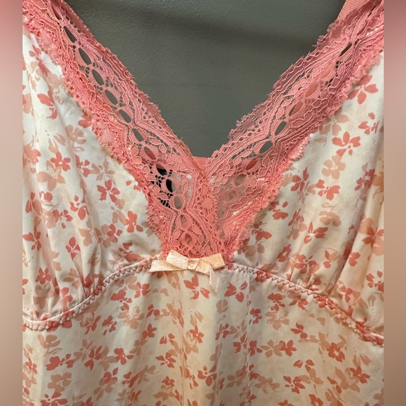 MARILYN MONROE | Ladies Pink Floral Nightgown - Picture 2 of 4